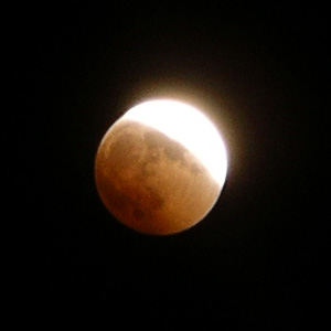 2004-10-27_20-55-09_Lunar-eclipse_014.jpg